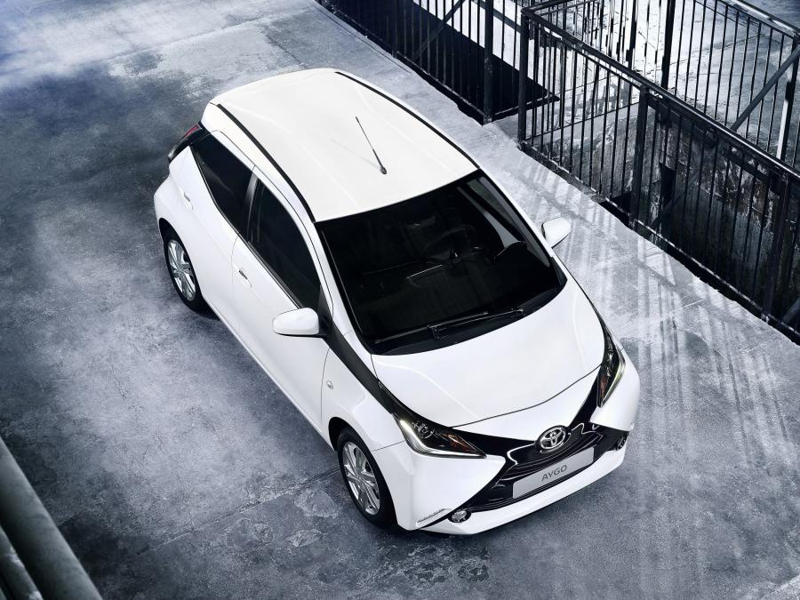  Toyota Aygo x-play 5-Door 2014 года  (фото 12 из 17)